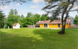 ein gelbes Haus mit einem Baum im Hof in der Unterkunft Stunning Home In Fjerritslev With Wifi in Fjerritslev