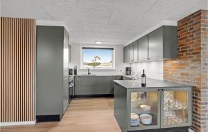 Kuchyň nebo kuchyňský kout v ubytování 4 Bedroom Awesome Home In Ringkøbing