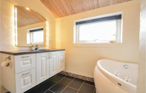Ванная комната в Three-Bedroom Holiday Home In Vestervig
