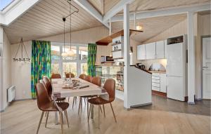 Fjellerup StrandにあるAwesome Home In Glesborg With 5 Bedrooms, Sauna And Wifiのキッチン、ダイニングルーム(テーブル、椅子付)