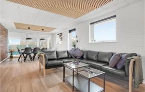 Posezení v ubytování 4 Bedroom Awesome Home In Ringkøbing