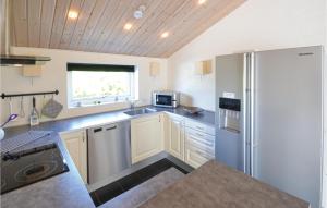 Кухня или мини-кухня в Three-Bedroom Holiday Home In Vestervig
