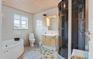 un bagno con vasca, lavandino e WC di Holiday Home Broager With Sauna 261 a Broager Altre 19 foto