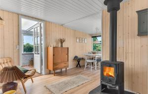 un soggiorno con stufa a legna. di Three-Bedroom Holiday Home In Juelsminde a Sønderby