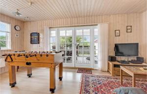 un soggiorno con tavolo da biliardo e TV di Holiday Home Broager With Sauna 261 a Broager