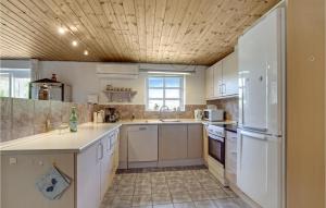 Kuchyň nebo kuchyňský kout v ubytování Stunning Home In Ulfborg With Kitchen