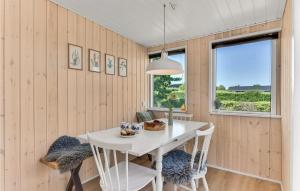 una sala da pranzo con tavolo e sedie bianchi di Three-Bedroom Holiday Home In Juelsminde a Sønderby Altre 17 foto