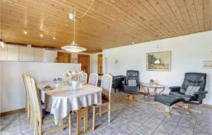 Posezení v ubytování Stunning Home In Ulfborg With Kitchen
