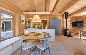 Televisyen dan/atau pusat hiburan di Cozy Home In Ulfborg With Kitchen