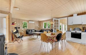 ThyholmにあるNice Home In Thyholm With 3 Bedrooms And Wifiのキッチン、リビングルーム(テーブル、椅子付)