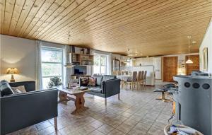 Posezení v ubytování Stunning Home In Ulfborg With Kitchen