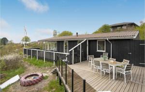 Casa con terraza con mesa y sillas en Amazing Home In Ebeltoft With Wifi en Ebeltoft