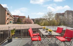 ラナースにあるStunning Apartment In Randers C With Wifiのパティオ(赤い椅子、テーブル付)