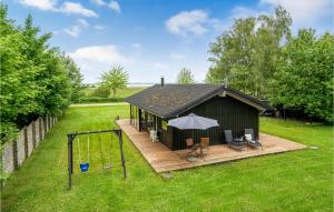 Skødshoved StrandにあるBeautiful Home In Knebel With 3 Bedrooms And Wifiの小屋(ポーチ付)