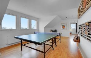 Stolní tenis v ubytování Beautiful Home In Sønder Stenderup nebo okolí