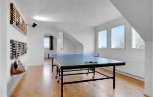 Stolní tenis v ubytování Beautiful Home In Sønder Stenderup nebo okolí + 24 fotografií