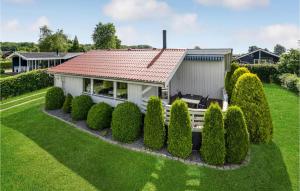 une maison avec une rangée de haies devant elle dans l'établissement Nice Home In Egernsund With House A Panoramic View, à Egernsund