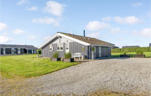 RådeにあるStunning Home In Haderslev With 3 Bedrooms, Sauna And Wifiの砂利道の家