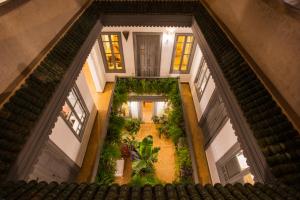 una vista sul tetto di una casa con giardino di Riad Dar Saad - Hammam & Spa a Marrakech