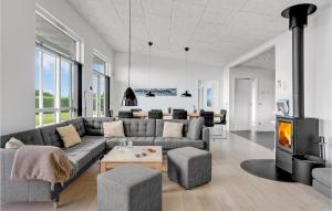 ハザスレウにあるStunning Home In Haderslev With 4 Bedrooms, Sauna And Wifiのリビングルーム(ソファ、テレビ付)