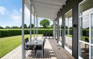 una casa con patio con mesa y sillas en Gorgeous Home In Haderslev With Kitchen, en Haderslev