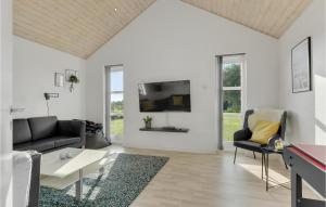 SkovbyにあるBeautiful Home In Sydals With 3 Bedrooms, Sauna And Wifiのリビングルーム(ソファ、テレビ付)