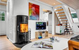 エーベルトフトにあるAwesome Home In Ebeltoft With 3 Bedrooms And Wifiのリビングルーム(暖炉、階段付)