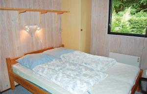 uma cama não feita num quarto com uma janela em Bgely em Ris