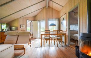 KnebelにあるStunning Home In Knebel With 3 Bedrooms, Sauna And Wifiのキッチン、ダイニングルーム(テーブル、椅子付)