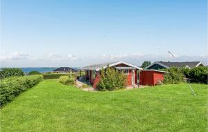 ein Haus auf einem Feld mit einem Hof in der Unterkunft 2 Bedroom Lovely Home In Faaborg in Bøjden