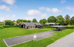 una casa con un gran patio con una casa en 4 Bedroom Nice Home In Hadsund en Hadsund