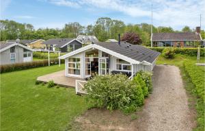 ein winziges Haus mit einer Veranda im Hof in der Unterkunft Awesome Home In Sydals With Kitchen in Skovby