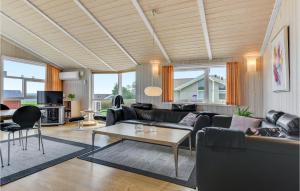 ein Wohnzimmer mit einem Sofa und einem Tisch in der Unterkunft Awesome Home In Sydals With Kitchen in Skovby
