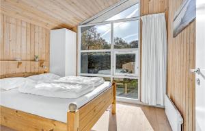 Øster Hurupにある4 Bedroom Amazing Home In Hadsundのベッドルーム1室(ベッド1台、大きな窓付)