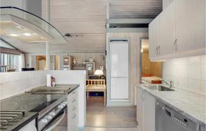 Kuchyň nebo kuchyňský kout v ubytování 4 Bedroom Nice Home In Hadsund