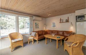 sala de estar con sofá, sillas y mesa en Nice Home In Nex With Wifi, en Bedegård