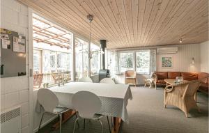 Habitación con mesa, sillas y sala de estar. en Nice Home In Nex With Wifi, en Bedegård