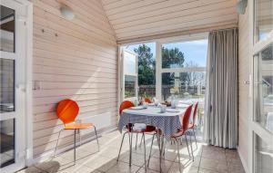 - une salle à manger avec une table et des chaises dans l'établissement Awesome Home In Hadsund With Kitchen, à Hadsund