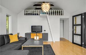 Posezení v ubytování 3 Bedroom Amazing Home In Knebel
