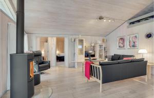 sala de estar con 2 sofás y chimenea en 4 Bedroom Nice Home In Hadsund en Hadsund