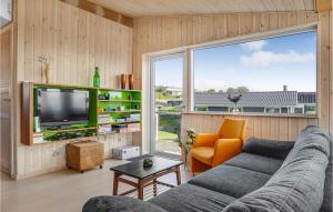 TV a/nebo společenská místnost v ubytování Gorgeous Home In Rønde With Wifi
