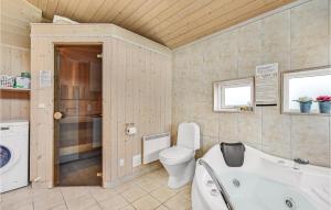 Koupelna v ubytování Holiday Home Pøt Strandby Juelsminde V Denmark + 13 fotografií
