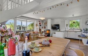 Il comprend une cuisine et un salon avec une table en bois. dans l'établissement 2 Bedroom Cozy Home In Eg, à Egå