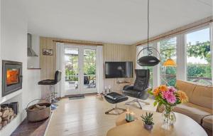 - un salon avec un canapé et une table dans l'établissement Lovely Home In Haarby With Wifi, à Hårby