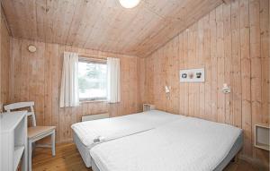 SnogebækにあるSpaettenのベッドルーム(白いベッド1台、窓付)