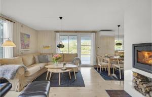 een woonkamer met een bank en een tafel bij Lovely Home In Haarby With Wifi in Hårby