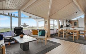 - un salon avec une table et des chaises dans l'établissement 3 Bedroom Amazing Home In Rnde, à Rønde