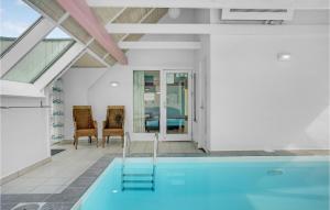 Bazén v ubytování Nice Home In Glesborg With Sauna nebo v jeho okolí