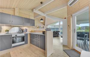 Kuchyň nebo kuchyňský kout v ubytování Holiday Home Pøt Strandby Juelsminde V Denmark