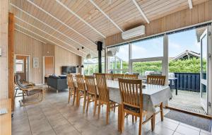 - une salle à manger avec une table et des chaises dans l'établissement Amazing Home In Juelsminde With Indoor Swimming Pool, à Sønderby